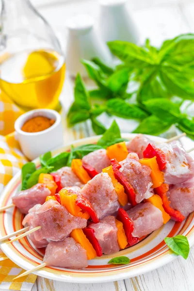 Kebab cru em espetos — Fotografia de Stock