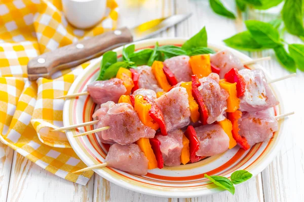 şiş üzerinde ham kebap