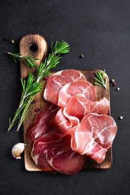 Prosciutto jambonu koyu arka plan üzerinde