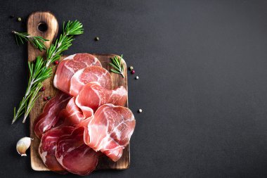 Prosciutto jambonu koyu arka plan üzerinde