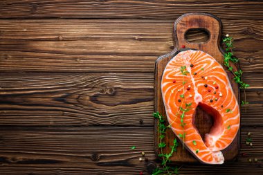 ahşap rustik zemin üzerine Çiğ somon balık biftek