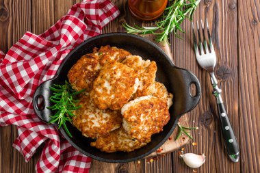 ahşap rustik masa üzerinde tavada et pirzola