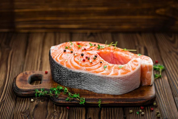 Filete de salmón crudo sobre fondo rústico de madera — Foto de Stock