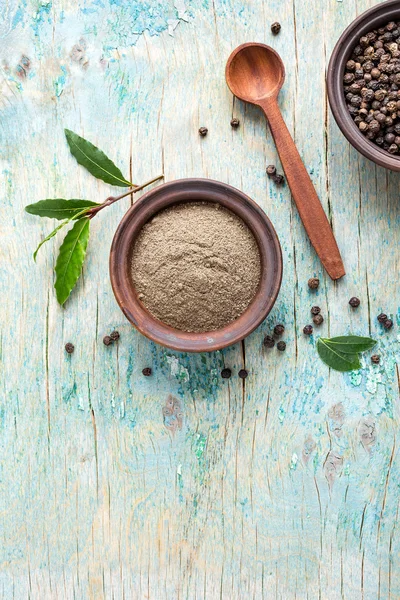 Pimienta negra en un tazón — Foto de Stock