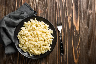 haşlanmış makarna bir tabak üzerine