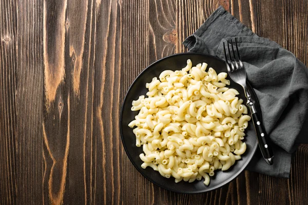 haşlanmış makarna bir tabak üzerine