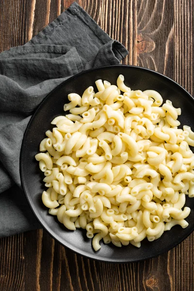 haşlanmış makarna bir tabak üzerine