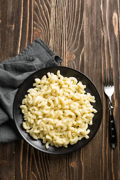 haşlanmış makarna bir tabak üzerine
