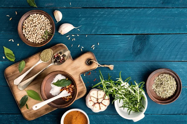 Kulinarischer Hintergrund mit Gewürzen auf Holztisch — Stockfoto