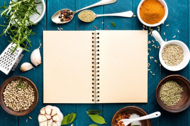 mutfak arka plan ve tarifi kitap çeşitli baharatlar ile ahşap masa