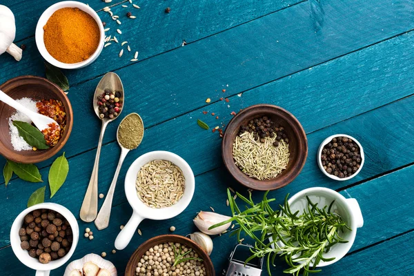 Fundo culinário com especiarias na mesa de madeira — Fotografia de Stock