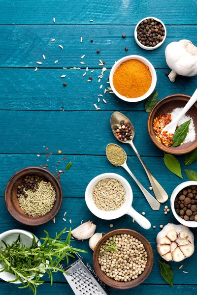 Kulinarisk bakgrunn med krydder på trebord – stockfoto