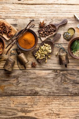 Ahşap arka planda çeşitli baharatlar