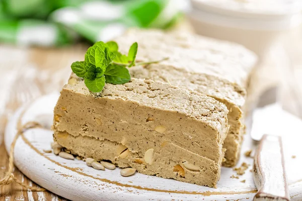 Halva in Scheiben geschnitten auf einem Brett — Stockfoto