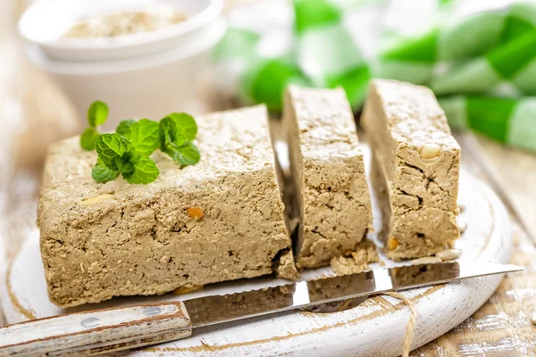 Halva gesneden op een bord — Stockfoto