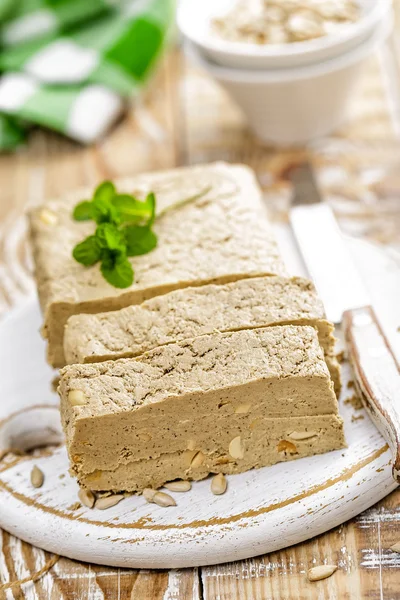 Halva gesneden op een bord — Stockfoto