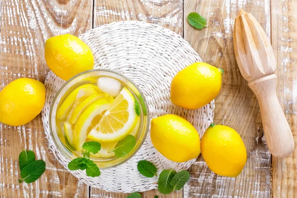 Yaz narenciye limonata içmek — Stok fotoğraf