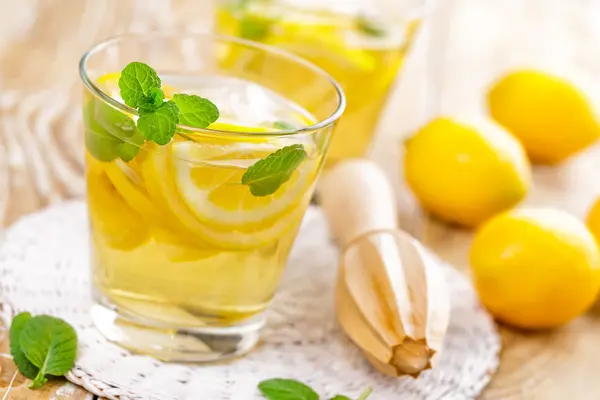 Yaz narenciye limonata içmek — Stok fotoğraf