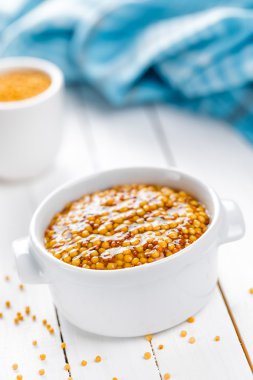 Dijon hardalı bir kase