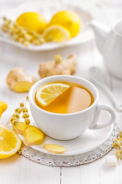 çay limon, zencefil ve otlar ile