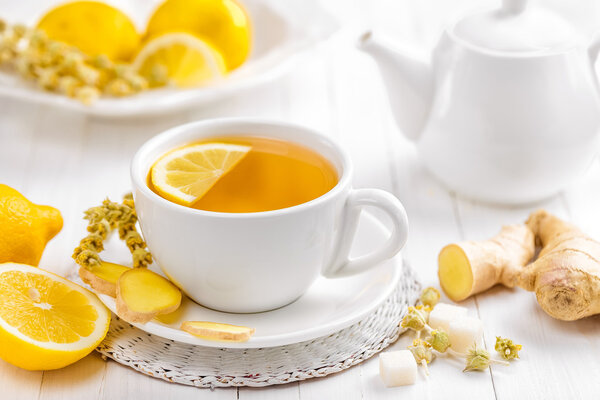 чай с лимоном, имбирем и травами
