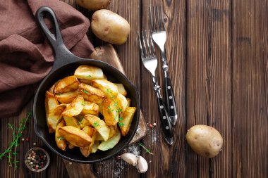fırında patates tava üzerinde