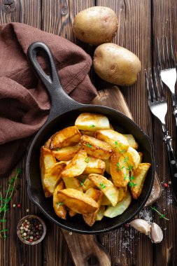 fırında patates tava üzerinde