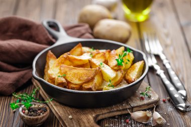 fırında patates tava üzerinde