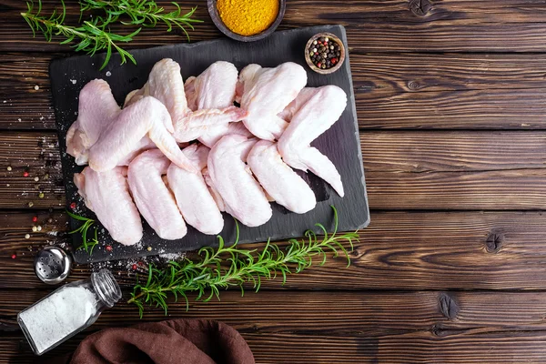 Çiğ tavuk kanadı.