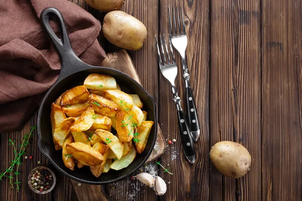 fırında patates tava üzerinde