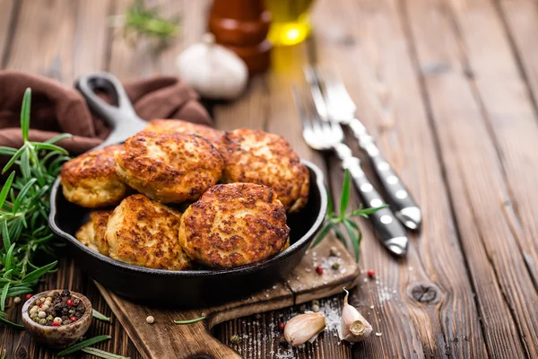 Costeletas de carne na frigideira — Fotografia de Stock