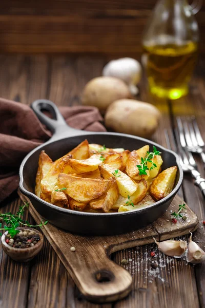 Печеная картошка на сковородке — стоковое фото