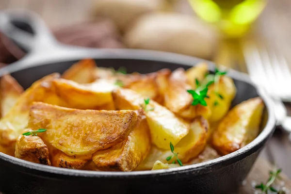 Bakad potatis på stekpanna — Stockfoto