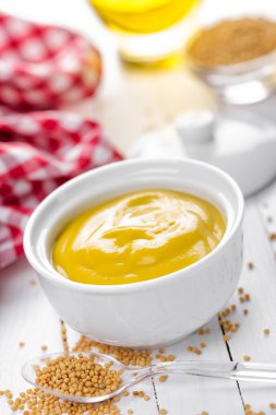 bir kasede hardal sosu