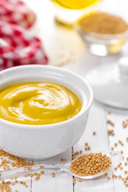 bir kasede hardal sosu