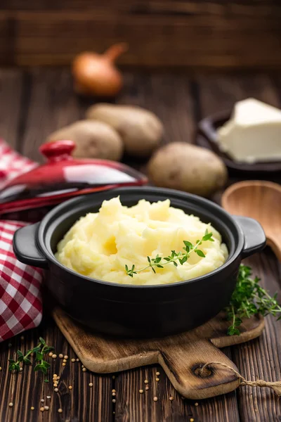 Geprakte aardappel in een kom — Stockfoto