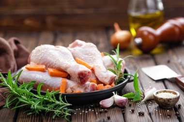 Çiğ tavuk bacağı.