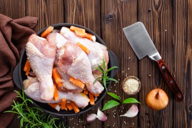 Çiğ tavuk bacağı.