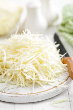 çiğ dilimlenmiş lahana