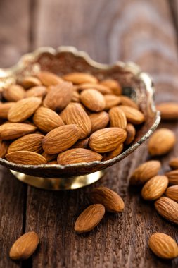 bir kase içinde badem fındık