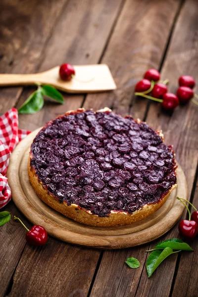 Pastel de cereza y bayas frescas — Foto de Stock