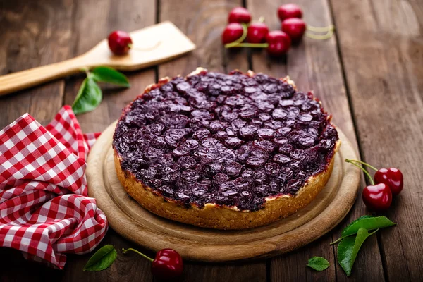 Cherry pie and fresh berries — Stock Photo, Image