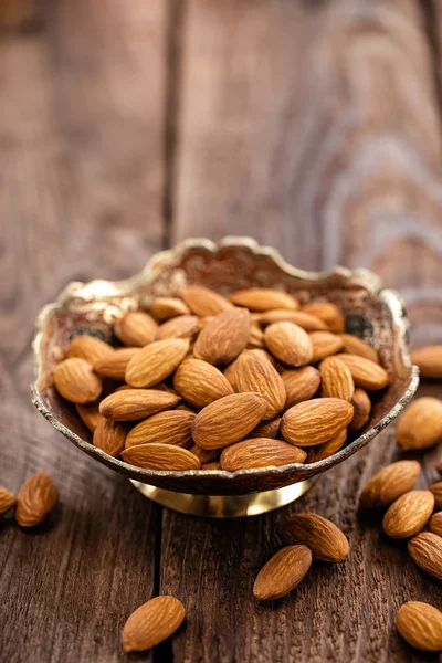 Mandlové ořechy v misce — Stock fotografie