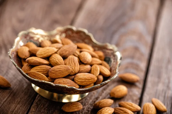 Almendras en un tazón — Foto de Stock