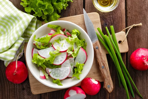 Färsk rättika sallad — Stockfoto