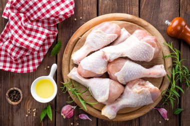 Çiğ tavuk bacağı.