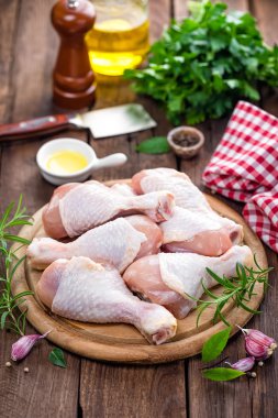 Çiğ tavuk bacağı.