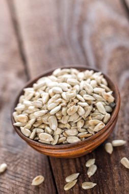 bir kasede ayçiçeği tohumu