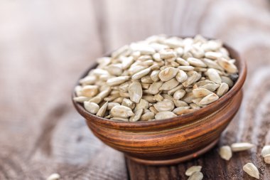 bir kasede ayçiçeği tohumu