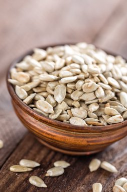 bir kasede ayçiçeği tohumu